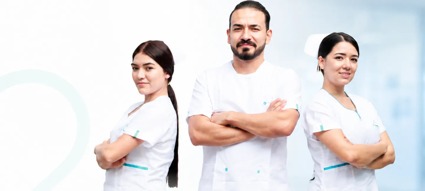 Tres profesionales de enfermería de Acompañamiento Vital, con uniforme blanco y los brazos cruzados